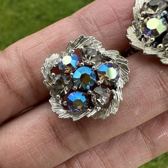 VTG Lisner Bloom Flower Earrings 0.75" Blue Aurora Borealis Crystals Signed MCM - Picture 5 of 7